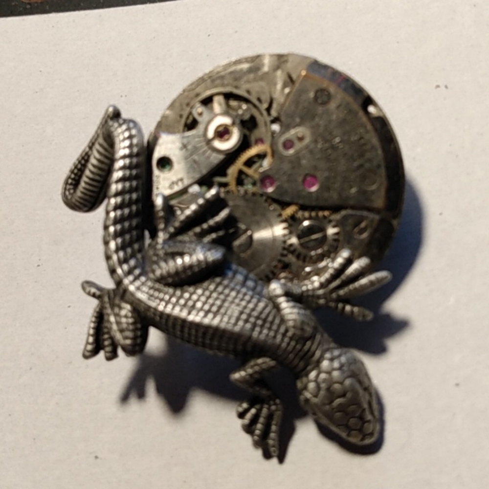 UNIQUE PHILLIP CALHOUN VINTAGE WATCH MOVEMENT STEAMPUNK LIZARD CROCK PIN BROOCH